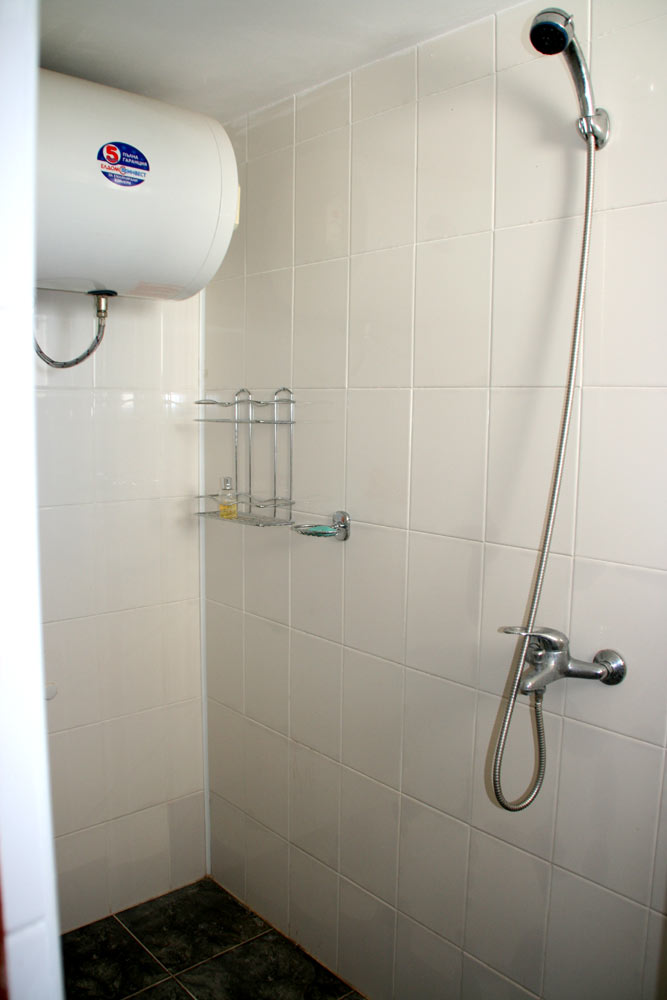 Douche Ideeen Kleine Badkamer Kleine badkamer met douche op zijn Design Badkamer Lamp ~ Douche Ideeen Kleine Badkamer Kleine badkamer met douche op zijn